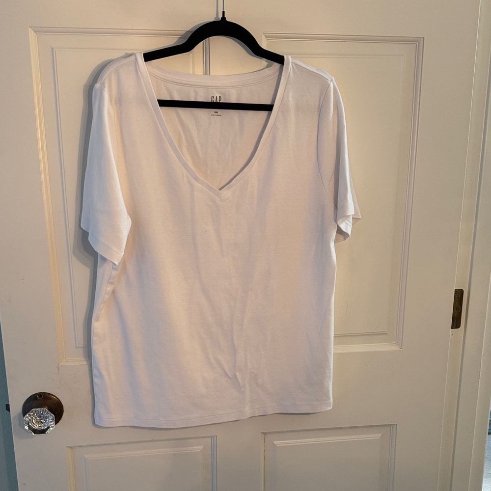 GAP Women's Classic White V-Neck Tee